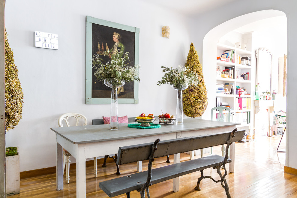 Ispirazione per una sala da pranzo aperta verso il soggiorno stile shabby di medie dimensioni con pareti bianche, pavimento in legno massello medio e pavimento beige
