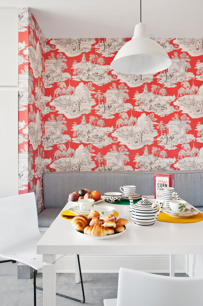 Cette image montre une salle à manger ouverte sur la cuisine bohème de taille moyenne avec un mur rouge.