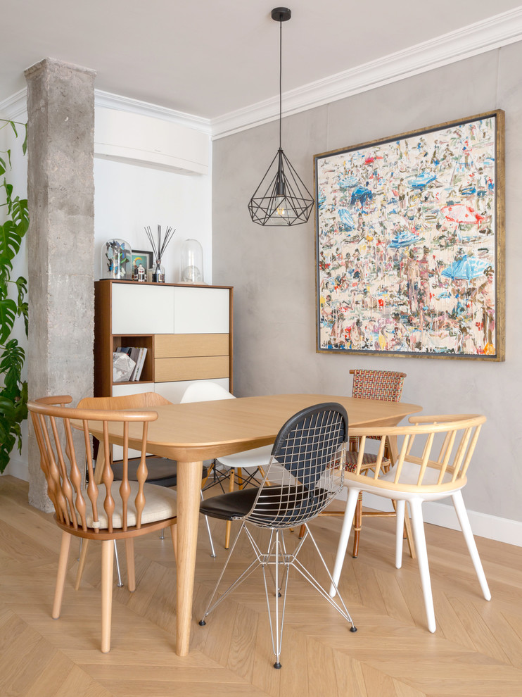 Immagine di una sala da pranzo aperta verso il soggiorno contemporanea con pareti grigie, parquet chiaro e pavimento beige