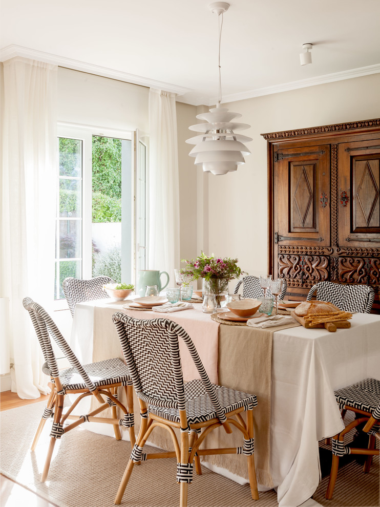 Design ideas for a classic dining room in Bilbao.