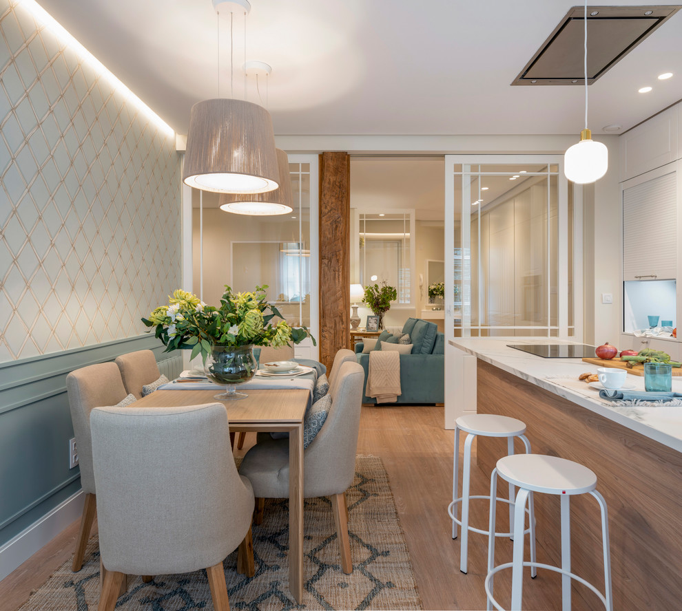 Ispirazione per una sala da pranzo aperta verso la cucina classica di medie dimensioni con pareti blu, pavimento in laminato, nessun camino e pavimento marrone