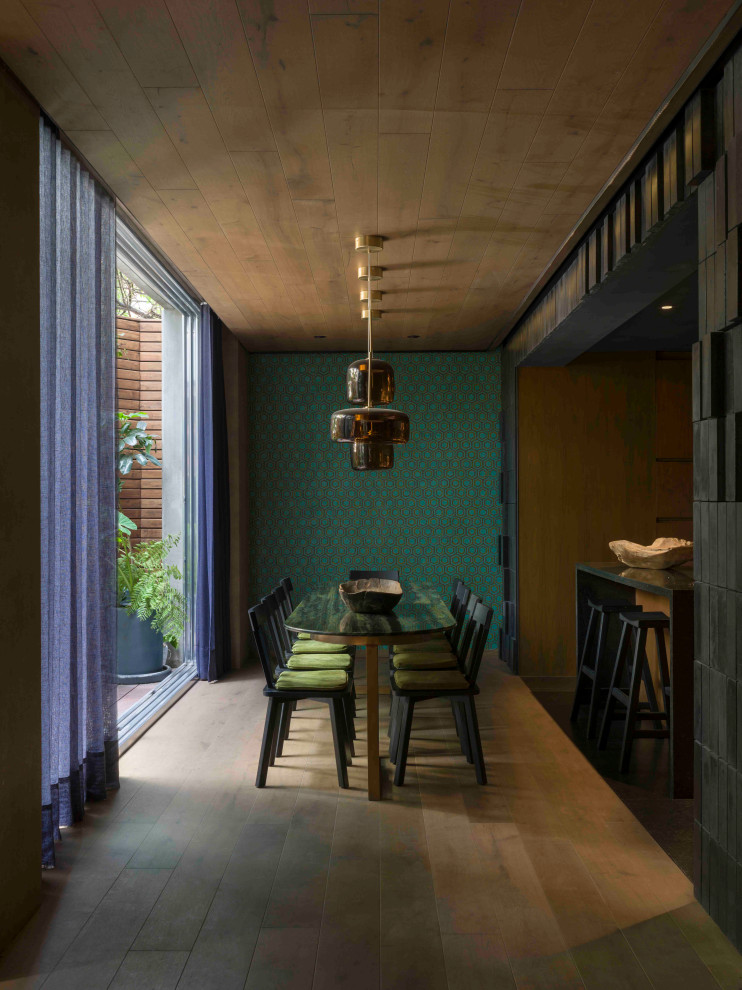 Kleine Eklektische Wohnküche mit grüner Wandfarbe, braunem Holzboden und eingelassener Decke in Mexiko Stadt
