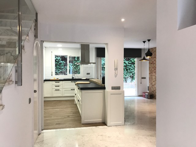 Cocina en el salón de una vivienda unifamiliar - Ecléctico - Escalera -  Barcelona - de Punt de Vista