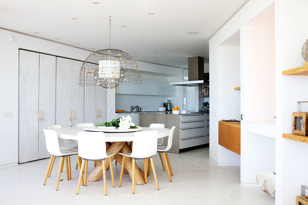 Design ideas for a contemporary dining room in Barcelona.