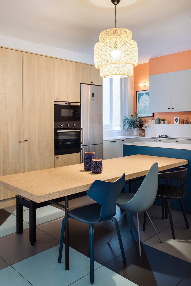 Idéer för ett mellanstort modernt kök med matplats, med orange väggar och klinkergolv i keramik
