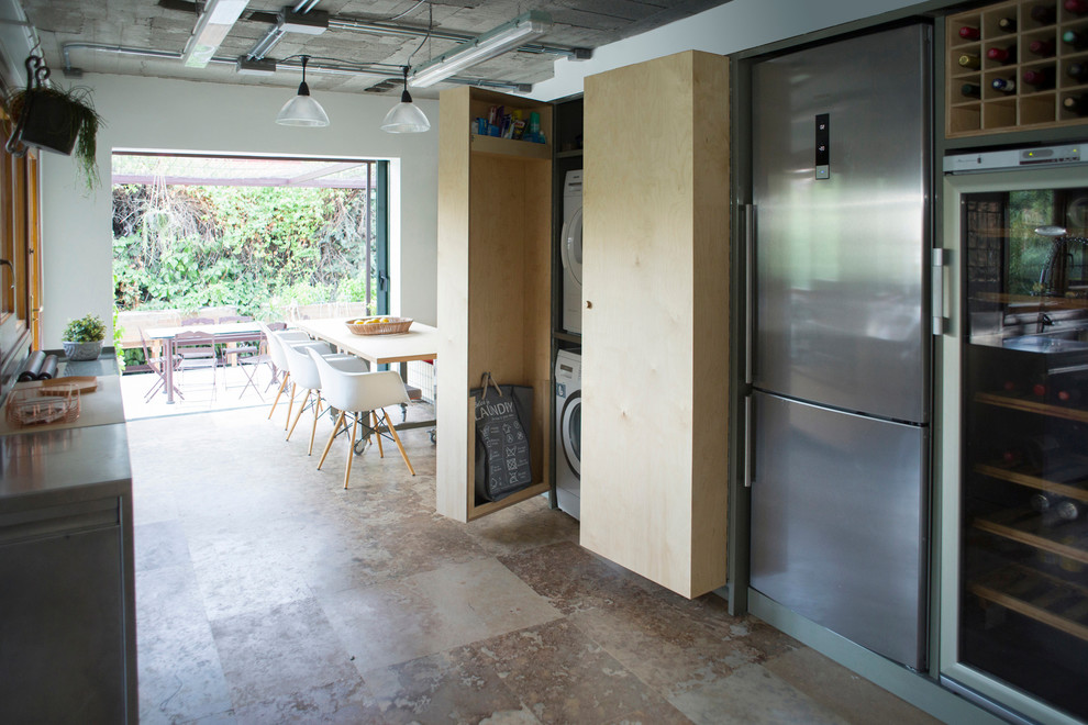 Esempio di una sala da pranzo aperta verso il soggiorno industriale di medie dimensioni con pareti bianche