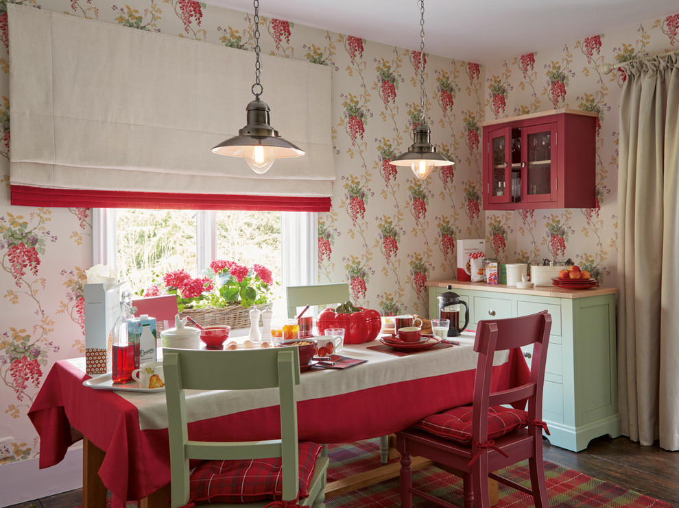 Immagine di una sala da pranzo aperta verso la cucina rustica di medie dimensioni con pareti multicolore e parquet scuro