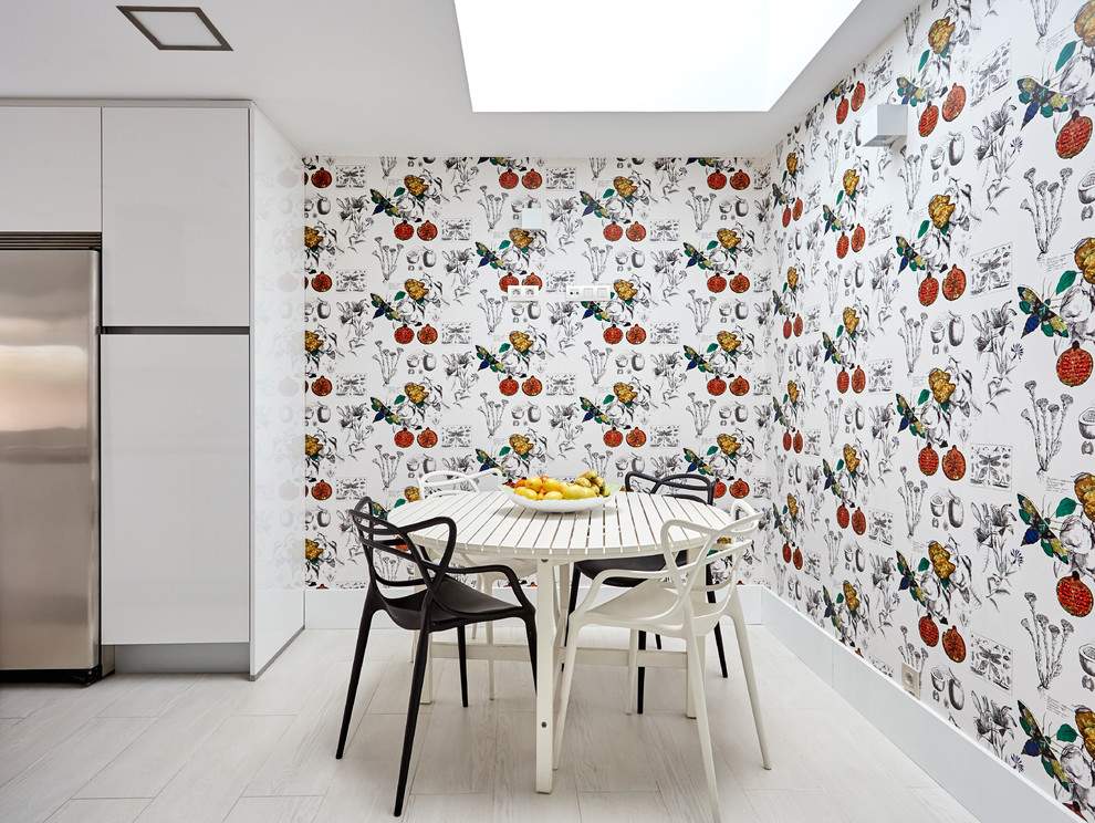 Immagine di una sala da pranzo aperta verso la cucina contemporanea di medie dimensioni con pareti multicolore, pavimento in gres porcellanato, nessun camino e pavimento beige