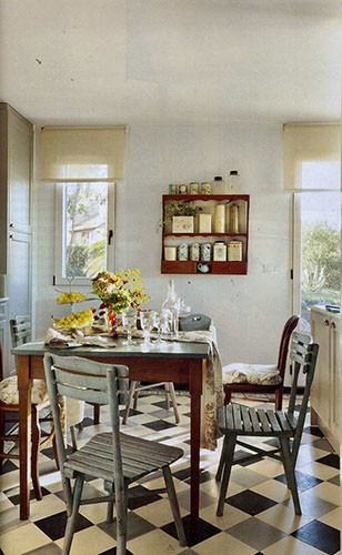 Cette image montre une petite salle à manger ouverte sur la cuisine rustique avec un mur blanc, un sol en carrelage de céramique et aucune cheminée.