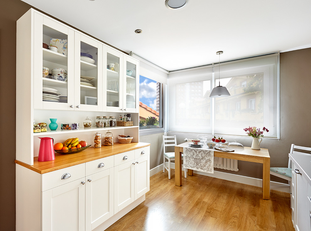 Стильный дизайн: кухня-столовая среднего размера в стиле неоклассика (современная классика) с коричневыми стенами и паркетным полом среднего тона без камина - последний тренд