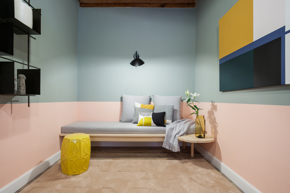 Mittelgroße Nordische Wohnküche mit rosa Wandfarbe und braunem Holzboden in Barcelona