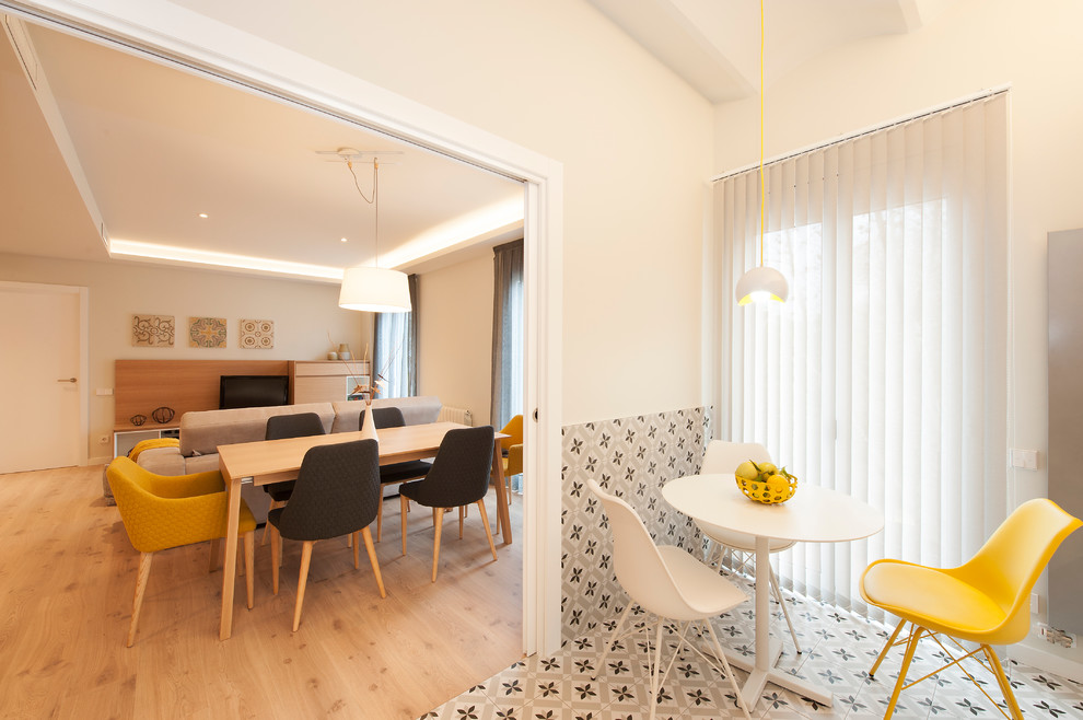 Идея дизайна: большая гостиная-столовая в стиле модернизм с белыми стенами, полом из керамогранита и разноцветным полом