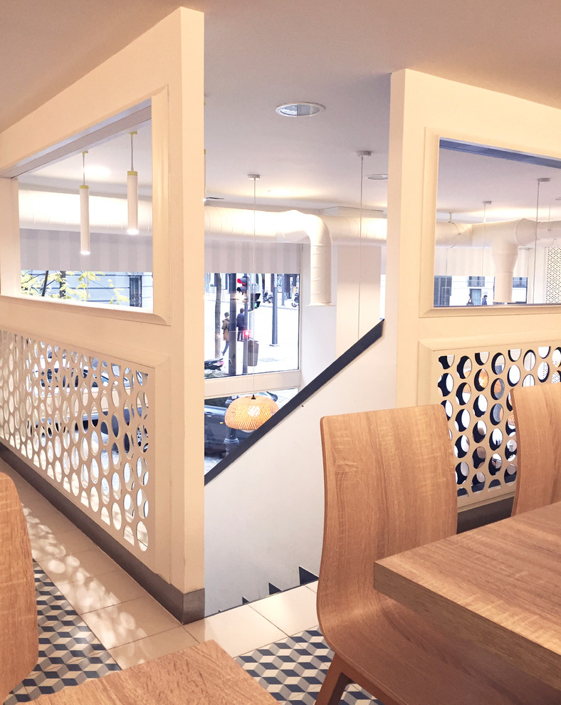 Idéer för att renovera en mellanstor funkis matplats med öppen planlösning, med blå väggar, klinkergolv i porslin och blått golv