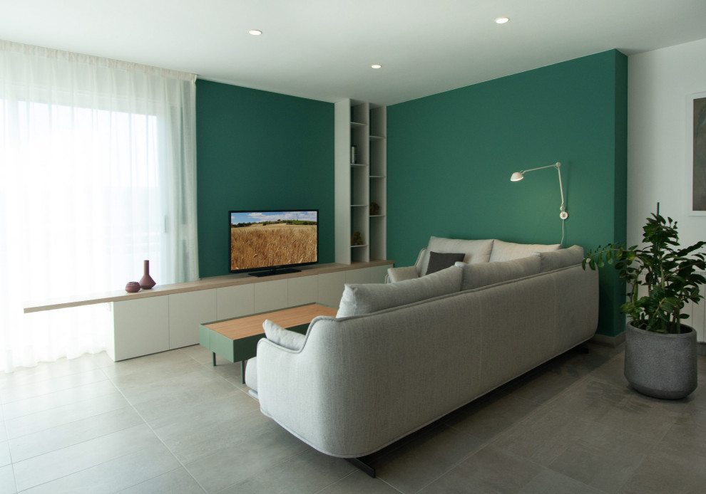 Geschlossenes, Mittelgroßes Modernes Esszimmer mit grüner Wandfarbe, Porzellan-Bodenfliesen und grauem Boden in Barcelona