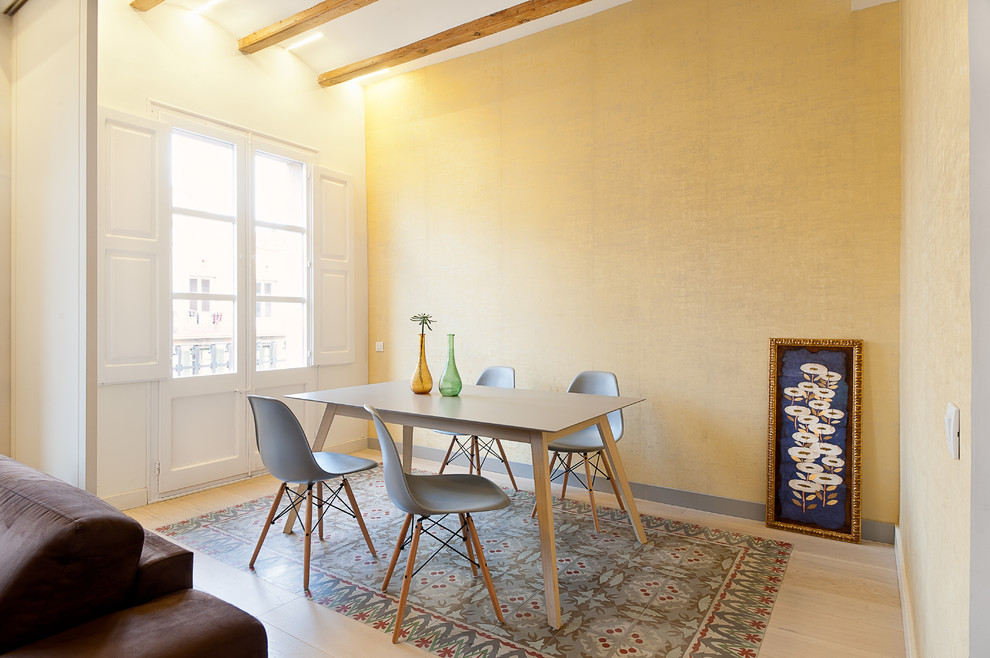 Источник вдохновения для домашнего уюта: большая гостиная-столовая в современном стиле с светлым паркетным полом и желтыми стенами