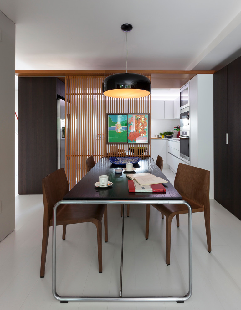 Esempio di una sala da pranzo aperta verso il soggiorno minimal di medie dimensioni con pareti bianche
