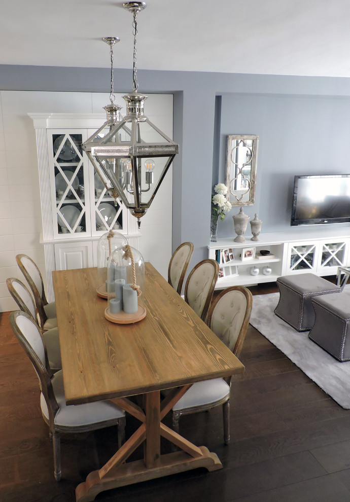 Foto di una sala da pranzo aperta verso il soggiorno tradizionale di medie dimensioni con pareti blu e parquet scuro
