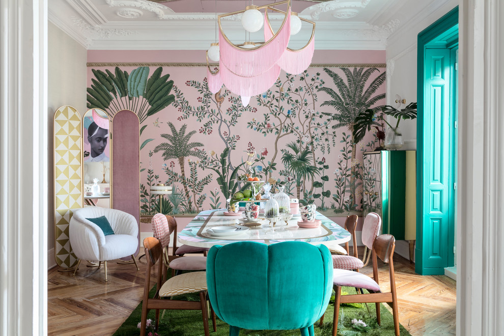 Foto di una grande sala da pranzo aperta verso il soggiorno boho chic con pareti rosa, pavimento in legno massello medio, nessun camino e pavimento marrone