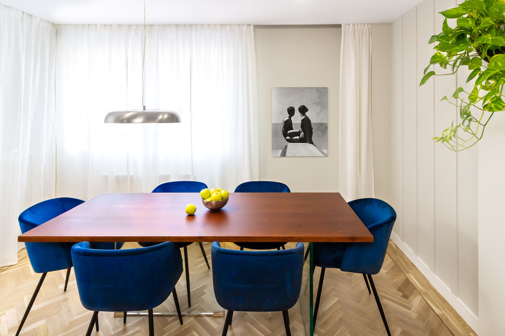 Inspiration for a scandi dining room in Madrid with beige walls, light hardwood flooring and no fireplace.