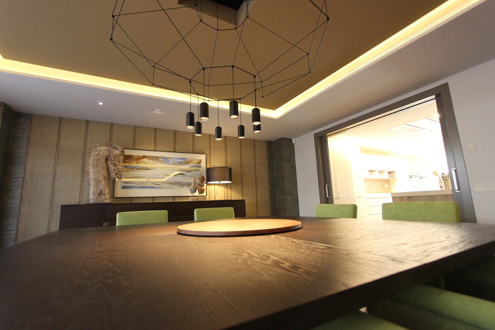 This is an example of a contemporary dining room in Valencia.