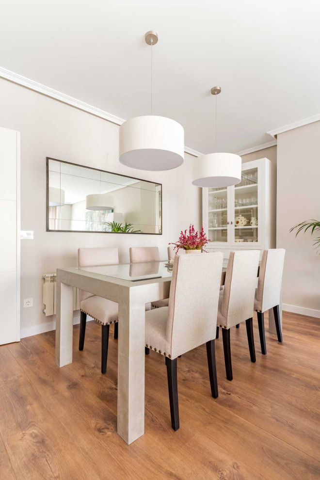 Esempio di una sala da pranzo aperta verso il soggiorno design di medie dimensioni con pareti beige, pavimento in legno massello medio e pavimento marrone