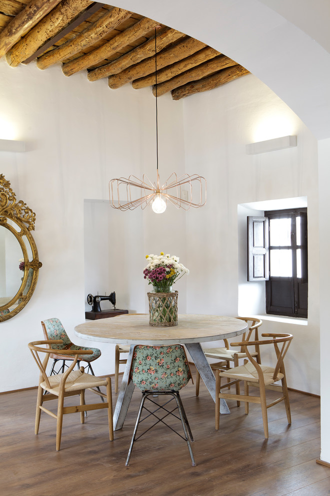 Réalisation d'une salle à manger ouverte sur le salon méditerranéenne de taille moyenne avec un mur blanc, un sol en bois brun et aucune cheminée.