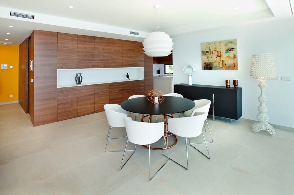Свежая идея для дизайна: большая гостиная-столовая в современном стиле с белыми стенами и белым полом - отличное фото интерьера