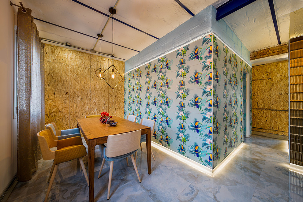 Immagine di una sala da pranzo minimalista con pareti blu, pavimento in gres porcellanato e pavimento turchese