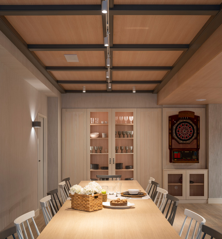 Стильный дизайн: огромная кухня-столовая в стиле неоклассика (современная классика) с серыми стенами, полом из керамогранита и коричневым полом без камина - последний тренд