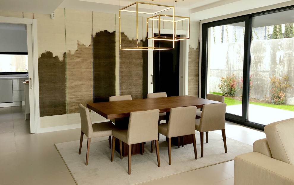 Imagen de comedor actual abierto con paredes marrones, suelo de baldosas de cerámica y suelo beige