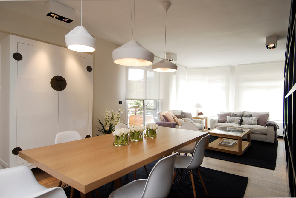 Esempio di una sala da pranzo aperta verso il soggiorno contemporanea di medie dimensioni con pareti beige e parquet chiaro