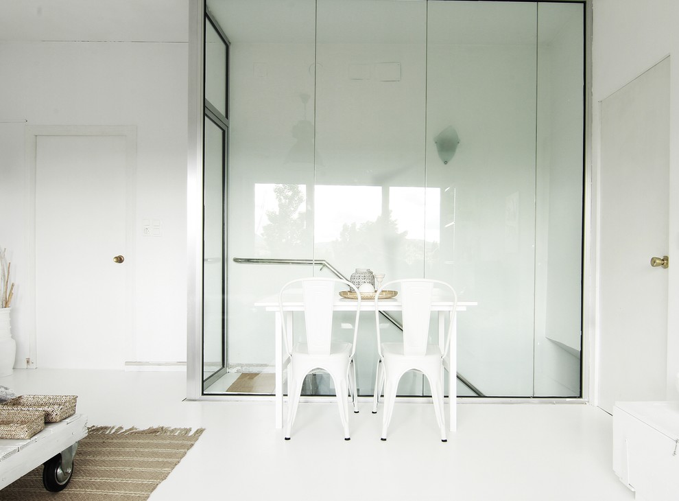 Idéer för en mellanstor minimalistisk separat matplats, med vita väggar