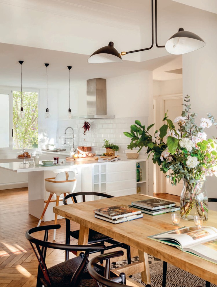 Esempio di una sala da pranzo aperta verso la cucina stile shabby di medie dimensioni con pareti bianche, pavimento in legno massello medio e pavimento marrone
