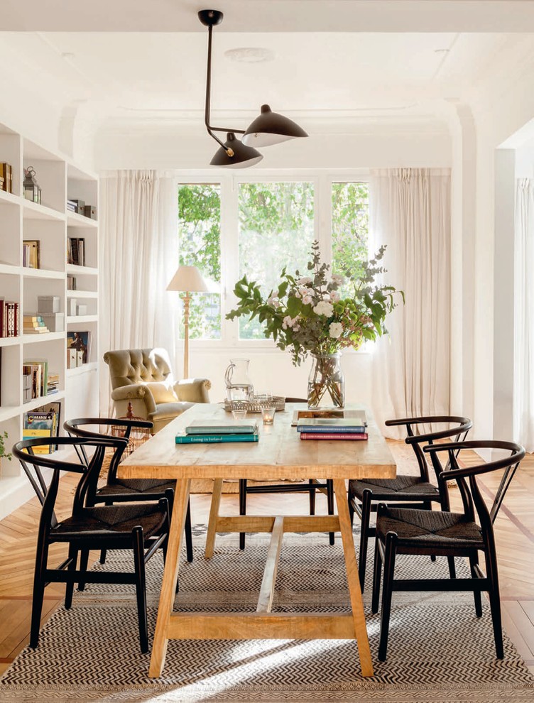 Foto di una sala da pranzo classica di medie dimensioni con pareti bianche, pavimento in legno massello medio e pavimento marrone