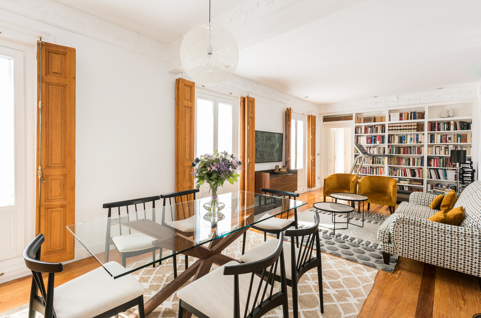Esempio di una sala da pranzo aperta verso il soggiorno minimal con pareti bianche, pavimento in legno massello medio e pavimento marrone