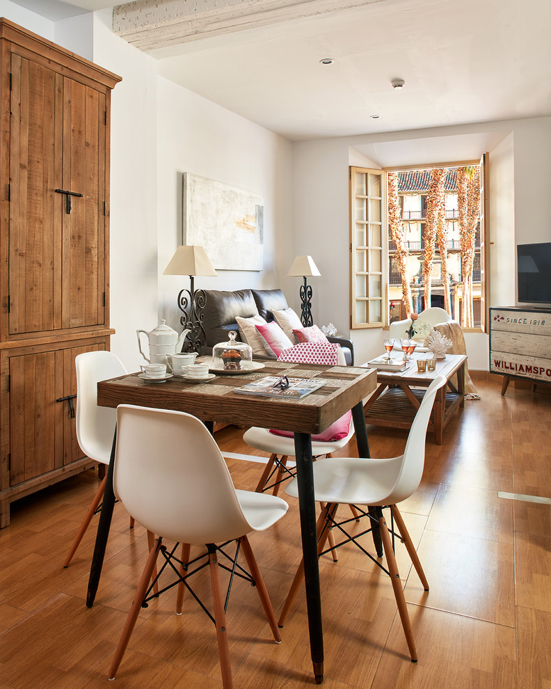 Exemple d'une salle à manger ouverte sur le salon romantique de taille moyenne avec un mur blanc, un sol en bois brun et aucune cheminée.