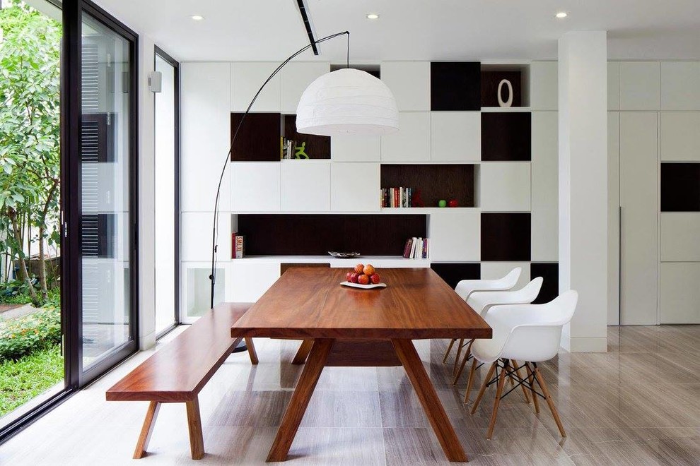 Свежая идея для дизайна: гостиная-столовая среднего размера в современном стиле с белыми стенами и светлым паркетным полом без камина - отличное фото интерьера