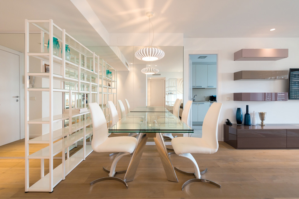 Offenes, Mittelgroßes Modernes Esszimmer ohne Kamin mit weißer Wandfarbe und braunem Holzboden in Barcelona