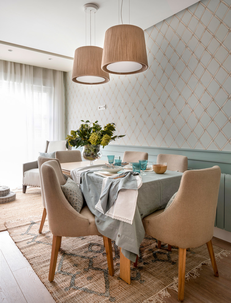 Стильный дизайн: кухня-столовая среднего размера в стиле неоклассика (современная классика) с синими стенами, полом из ламината и коричневым полом без камина - последний тренд