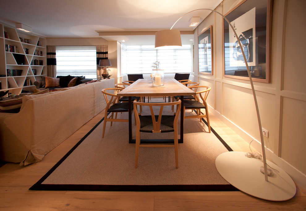 Идея дизайна: большая гостиная-столовая в стиле неоклассика (современная классика) с бежевыми стенами, светлым паркетным полом и коричневым полом без камина