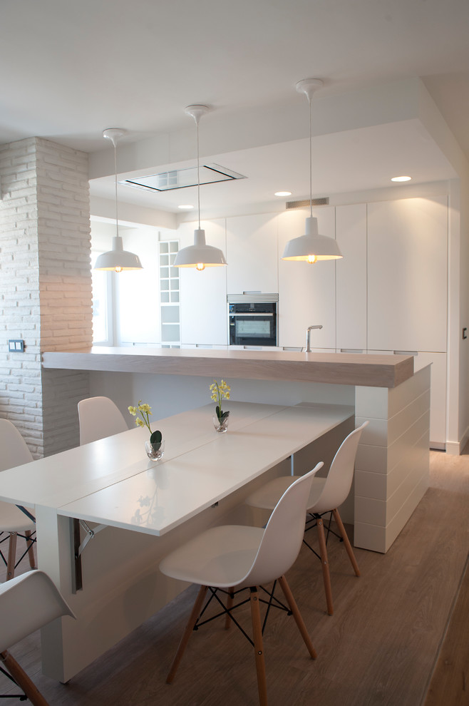 Стильный дизайн: кухня-столовая среднего размера в морском стиле с белыми стенами, полом из ламината и бежевым полом - последний тренд