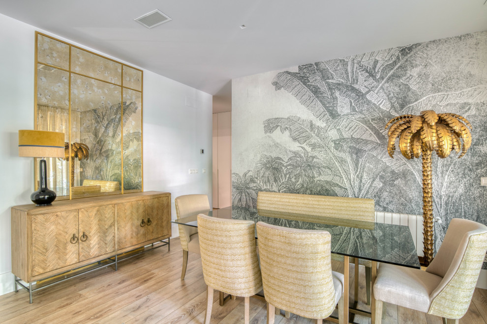 Imagen de comedor clásico renovado con paredes blancas, suelo de madera en tonos medios y suelo marrón