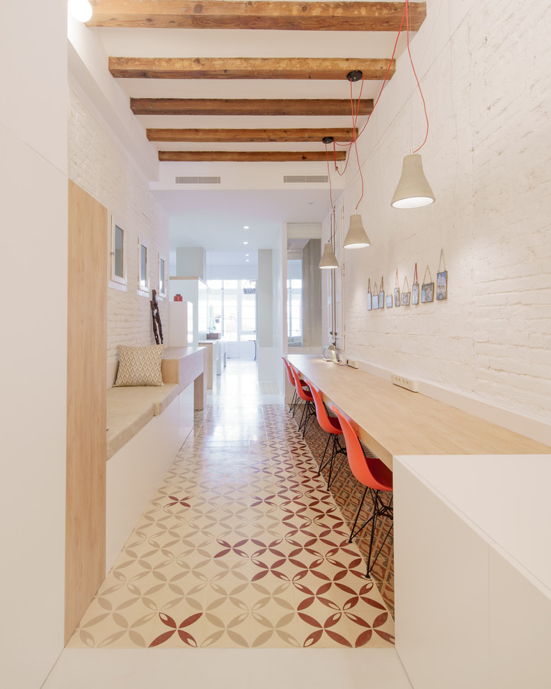 Esempio di una grande sala da pranzo aperta verso il soggiorno mediterranea con pareti bianche e pavimento in cemento