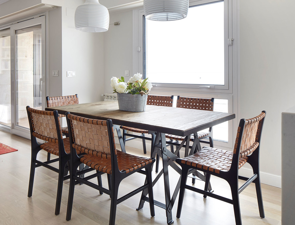 Immagine di una sala da pranzo chic con pareti bianche, parquet chiaro e pavimento beige
