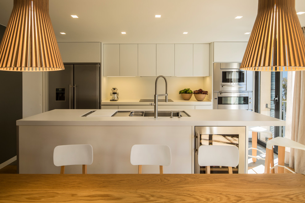 Ispirazione per una cucina abitabile scandinava di medie dimensioni con pavimento in legno massello medio e pavimento marrone