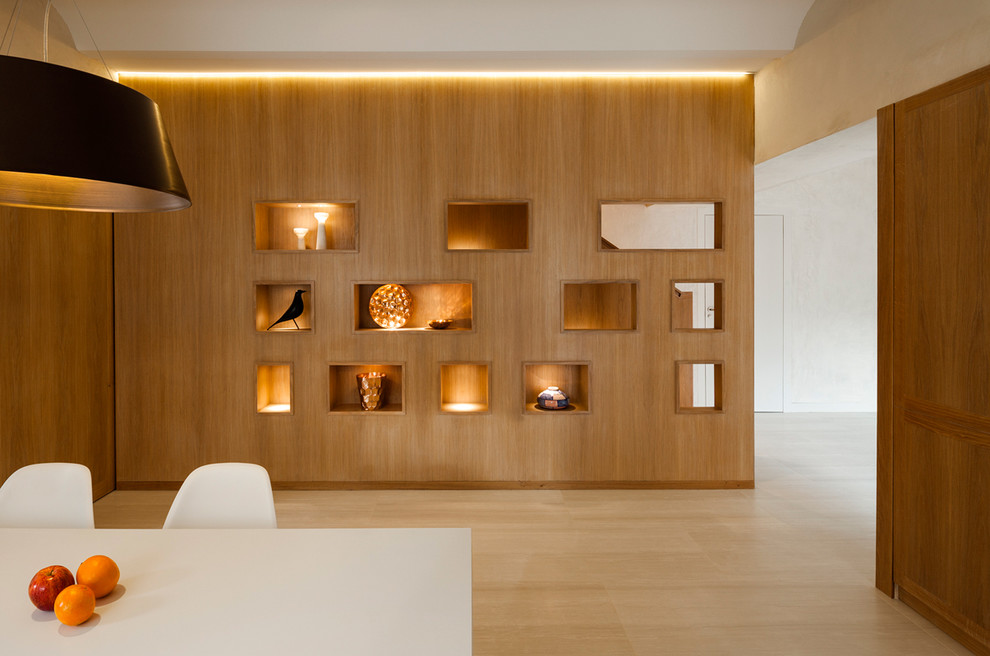 Ispirazione per una sala da pranzo aperta verso il soggiorno minimal di medie dimensioni con pareti beige, parquet chiaro e nessun camino