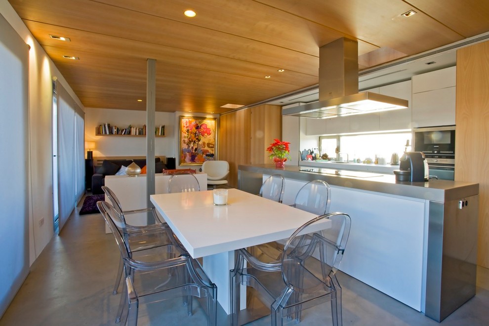 Foto på ett mellanstort funkis kök med matplats, med bruna väggar