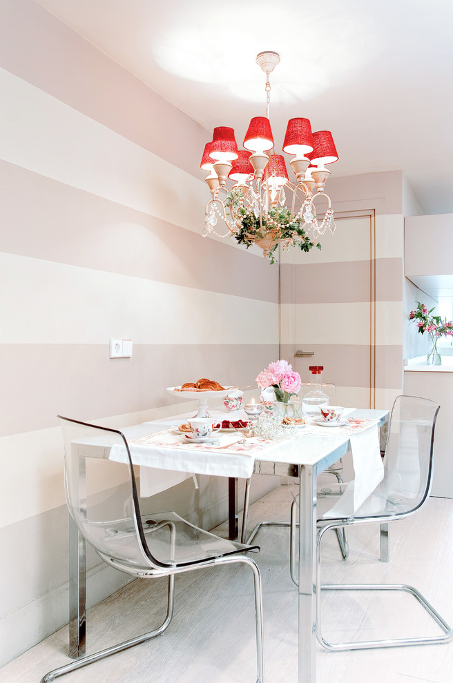 Inspiration pour une petite salle à manger ouverte sur le salon style shabby chic avec un mur multicolore.