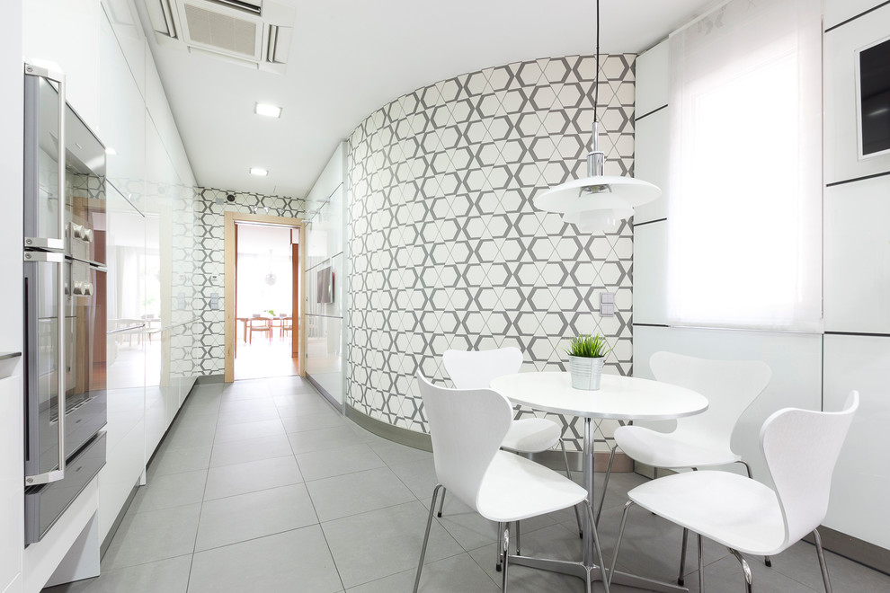 Foto på ett litet funkis kök med matplats, med vita väggar och klinkergolv i keramik