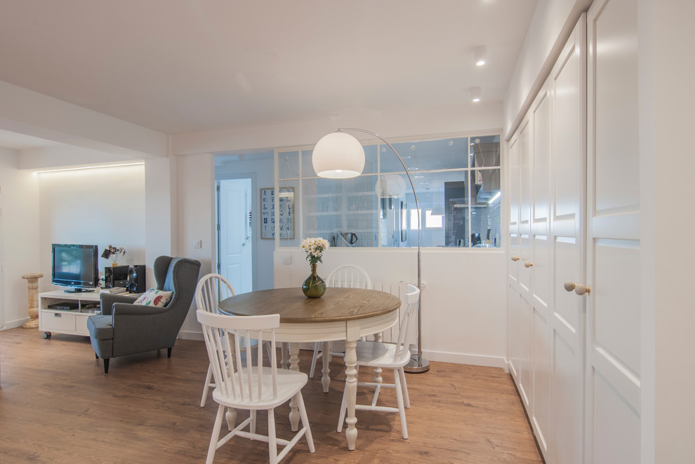 Immagine di una sala da pranzo aperta verso il soggiorno shabby-chic style di medie dimensioni con pareti bianche, pavimento in legno massello medio e pavimento marrone